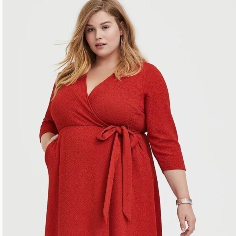 Torrid 2 Terracotta Textured Surplice Above-The-Knee Wrap Dress Curvy Girl